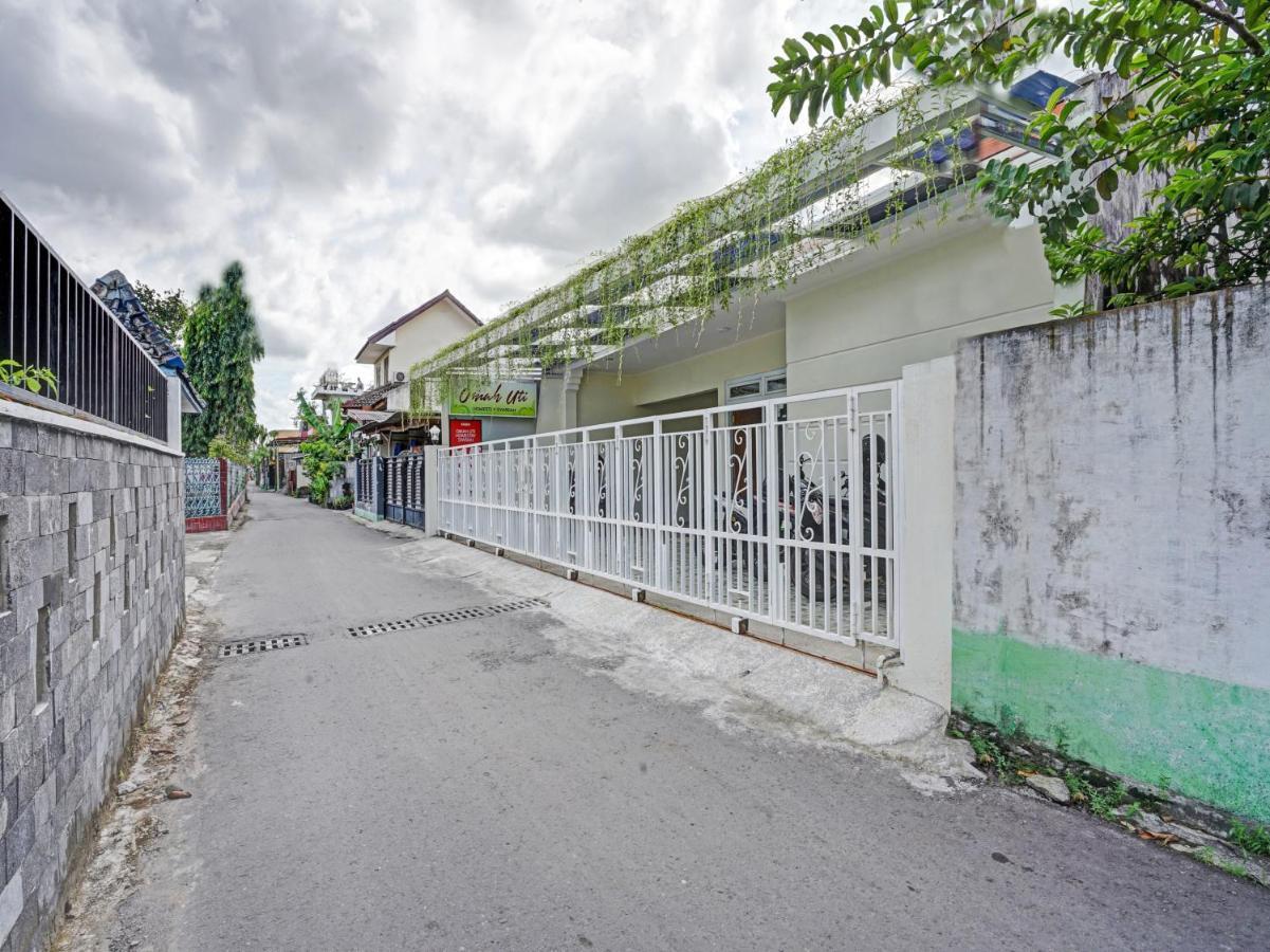 Oyo 90804 Oma Uti Homestay Syariah Yogyakarta Esterno foto