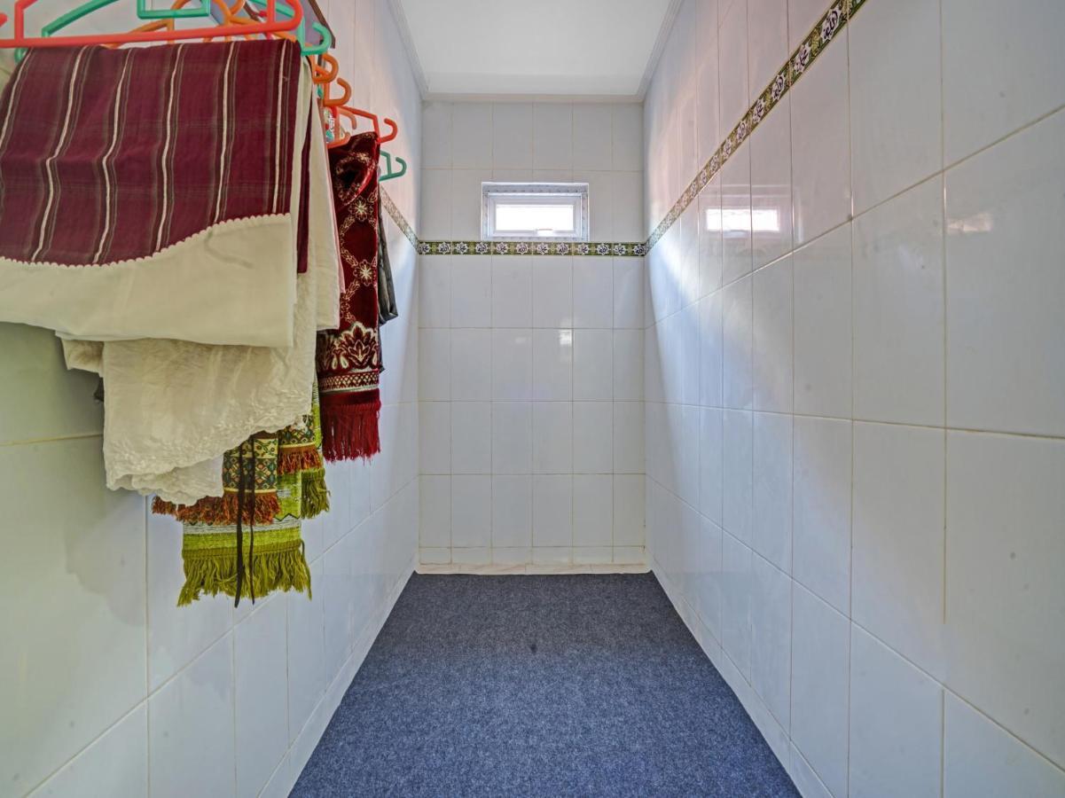 Oyo 90804 Oma Uti Homestay Syariah Yogyakarta Esterno foto