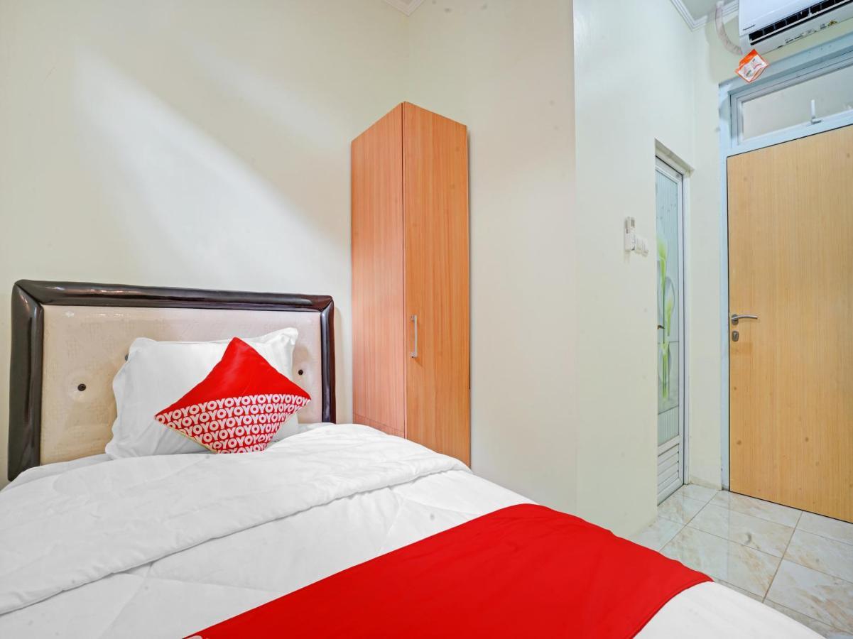 Oyo 90804 Oma Uti Homestay Syariah Yogyakarta Esterno foto