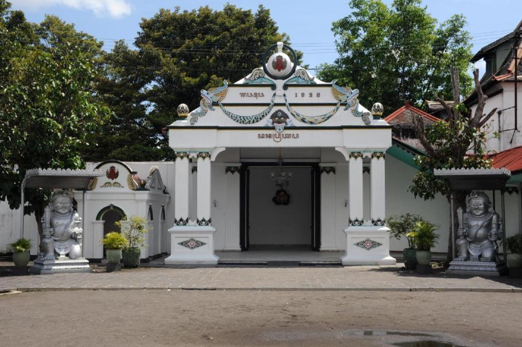 Oyo 90804 Oma Uti Homestay Syariah Yogyakarta Esterno foto