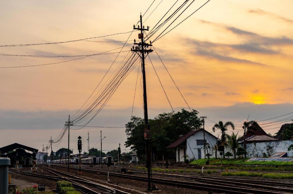 Oyo 90804 Oma Uti Homestay Syariah Yogyakarta Esterno foto